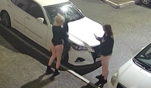 Зрелищни ВИДЕА: Момичета си спретнаха секси фотосесия на капака на кола