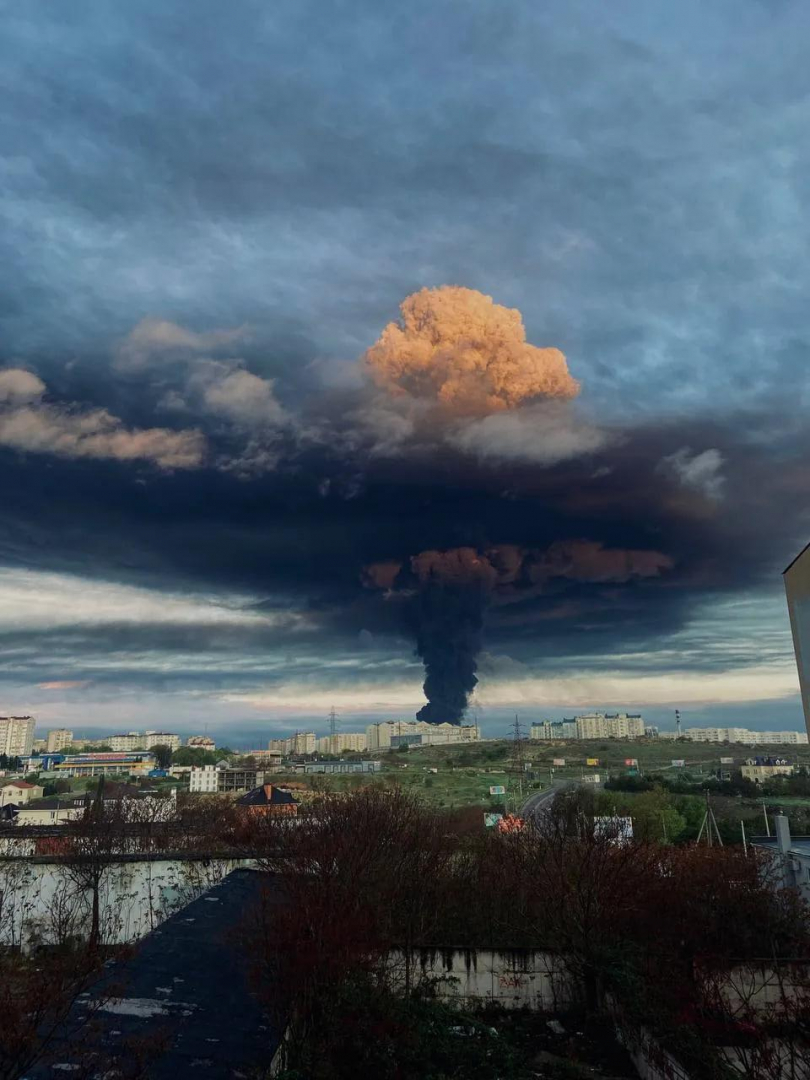 Нощна украинска атака по Севастопол, взривове, бушува огромен пожар ВИДЕО