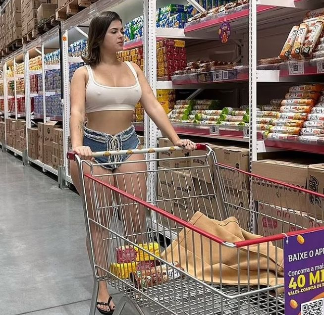 Моделка на OnlyFans развя мощна задница в супермаркет, изгониха я СНИМКИ 18+