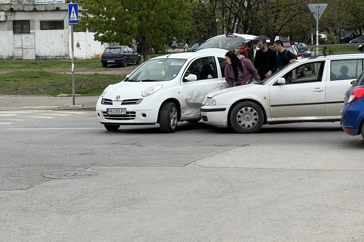 Талант: Две бели коли се смачкаха в празна София СНИМКИ