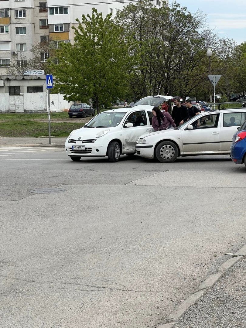 Талант: Две бели коли се смачкаха в празна София СНИМКИ