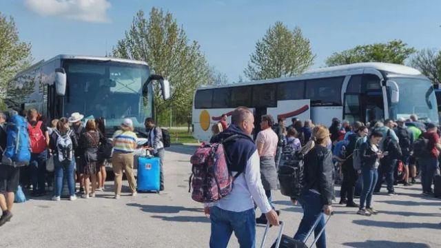 Близо 150 българи се озоваха в Скопие вместо в София, самолетът им... СНИМКИ