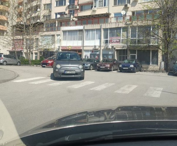 Шофьор запали мрежата с паркирането си във Велико Търново СНИМКА