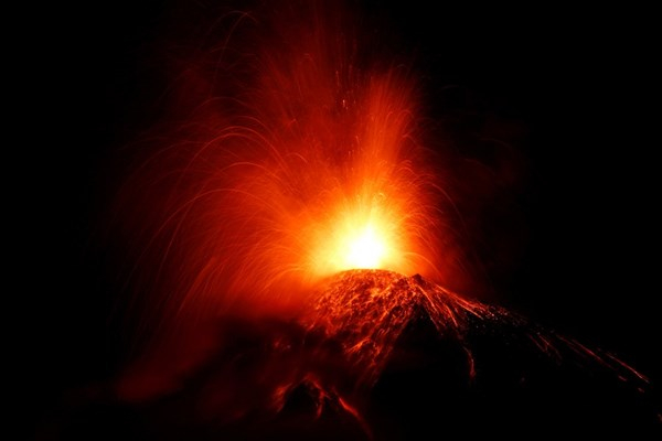 Стотици бягат от изригнал вулкан