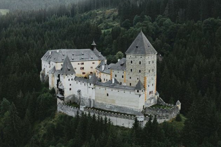 Най-страшните и зловещи замъци в света: Само най-смелите ги посещават