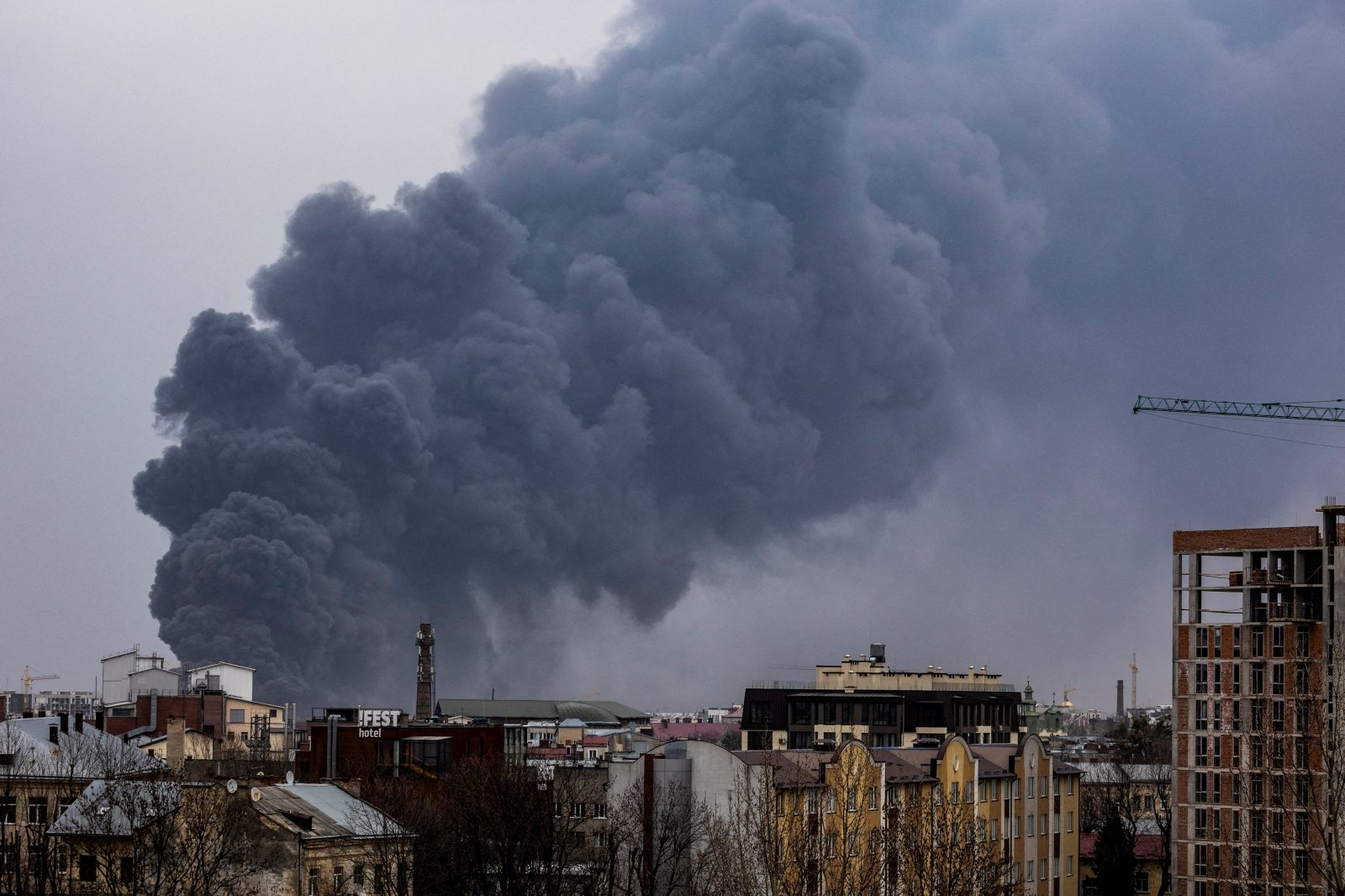 Стратегическа авиация нанася нов масиран ракетен удар по Украйна, гърмят взривове в Донбас и Киев ВИДЕО
