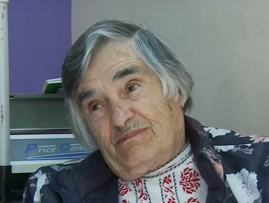 Унижение! 90-г. баба сред задържаните от гръцки копои заради поклонението пред Гоце Делчев ВИДЕО
