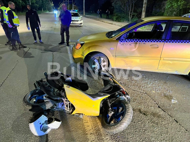 Меле по късна доба във Враца, моторист лежи на асфалта СНИМКИ 