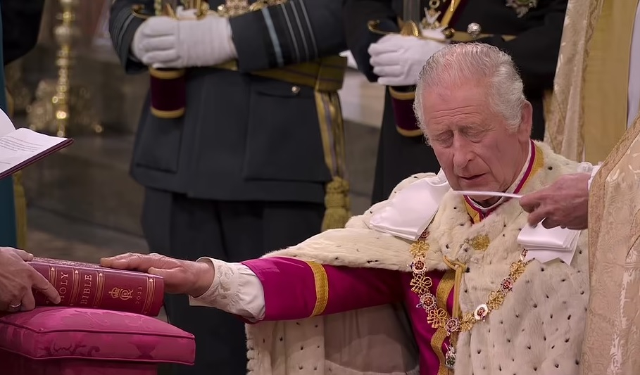 Кралят поема короната: Чарлз коленичи пред архиепископа на Кентърбъри и се закле да служи на своите поданици НА ЖИВО
