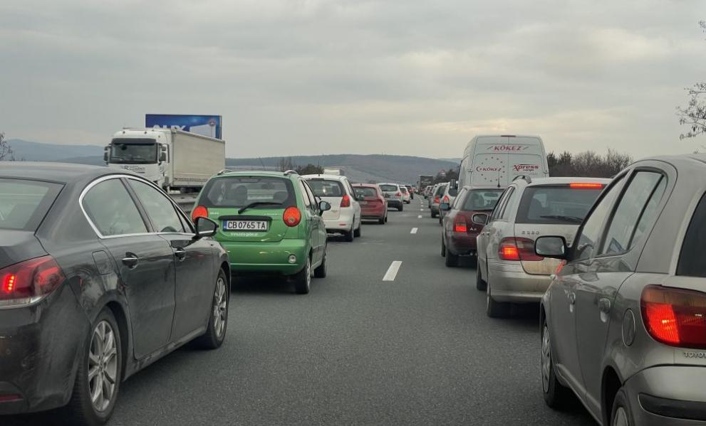 Ад по пътищата на България, шофьорите ще късат нерви, а причината е... 