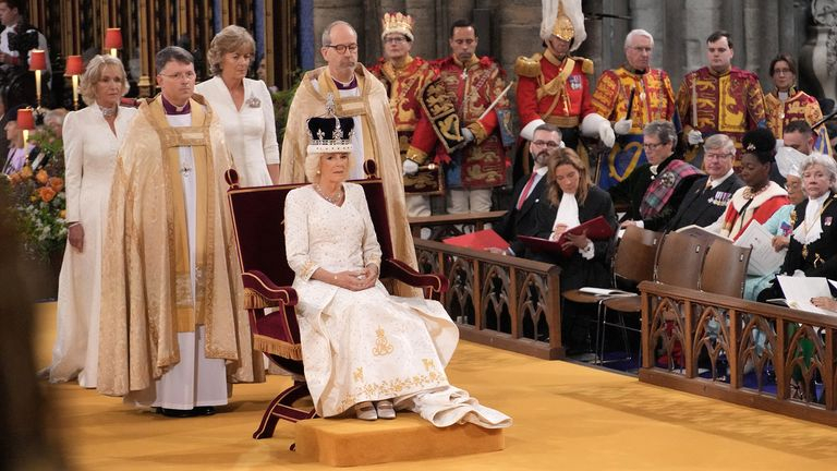 Кралица Камила подпали нечуван скандал на Острова заради любимата корона на Елизабет II СНИМКИ