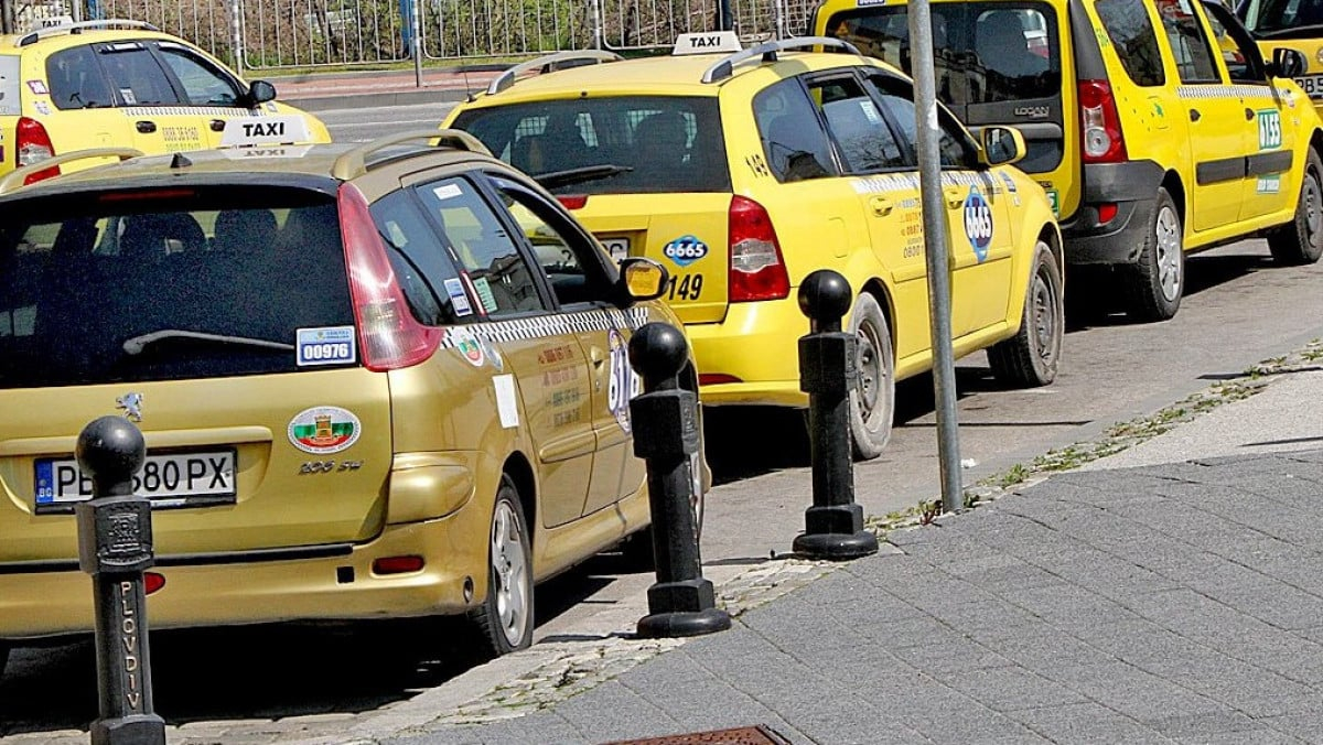 Aбсурдни сцени: Пловдивски таксиджия натика 7 момчета в колата, вдигна кенчето бира и...