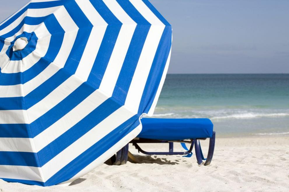 Край на боя по плажовете за чадъри и шезлонги, ето какво ги спира 