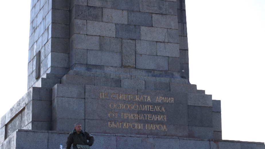 Плочата на Паметника на Съветската армия е възстановена