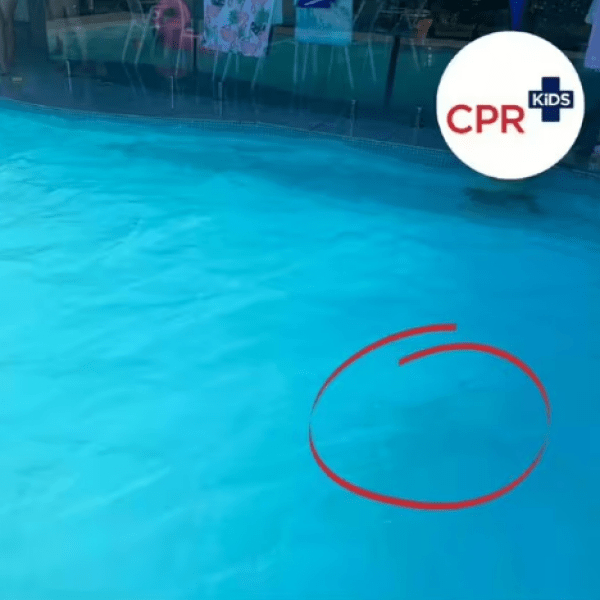 СНИМКА на дете със сини бански в басейн ужаси родителите по света