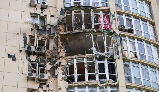 Говорителят на украинските ВВС казва защо свалените руски дронове удрят жилищни сгради в Киев