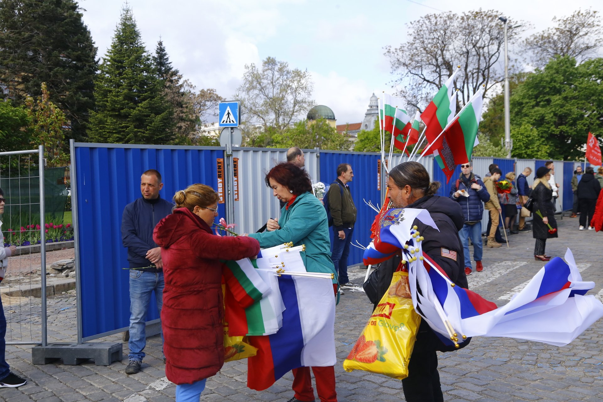 В София забраниха "Безсмъртния полк", хората обаче са на улицата СНИМКИ