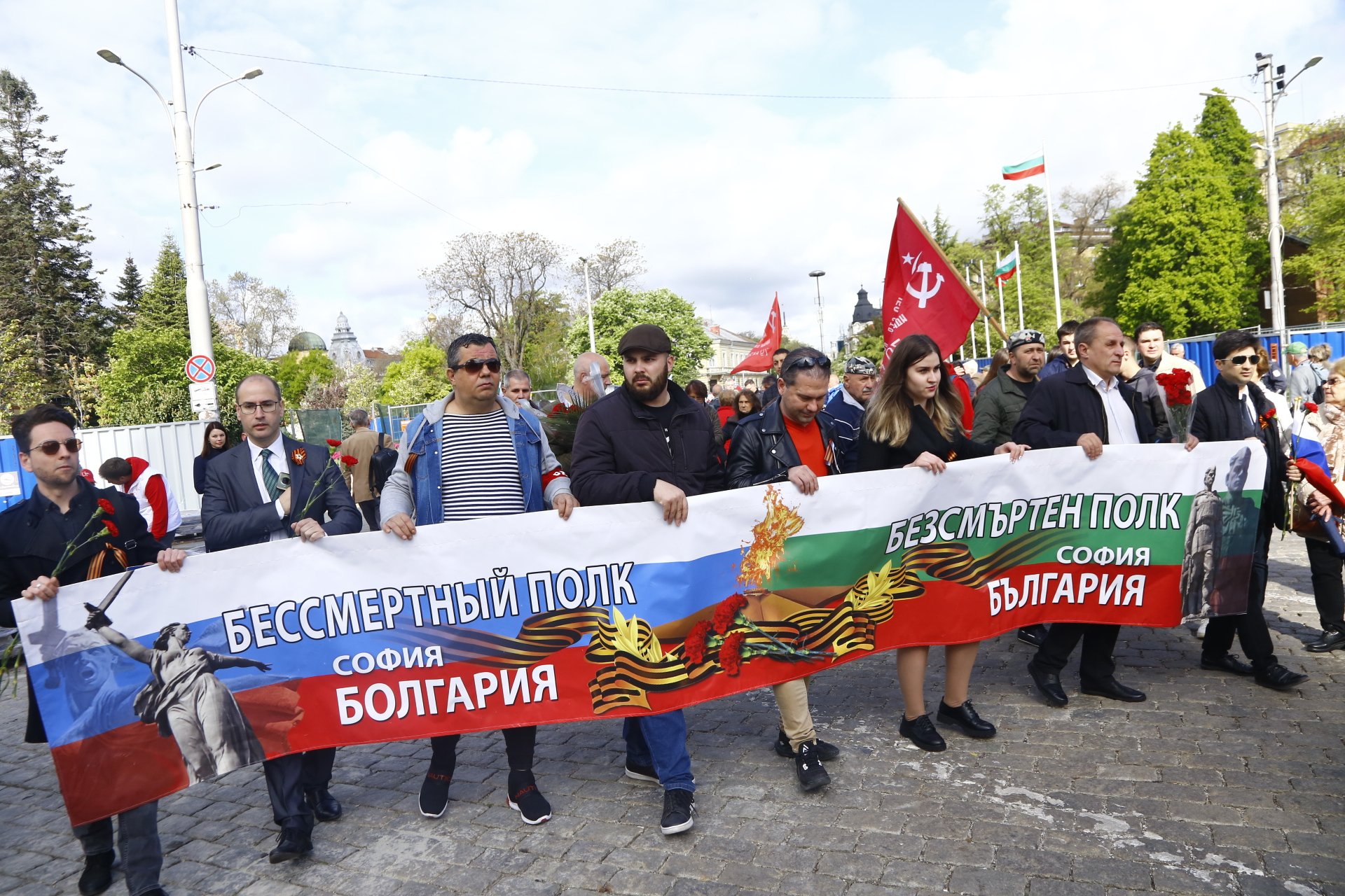 В София забраниха "Безсмъртния полк", хората обаче са на улицата СНИМКИ