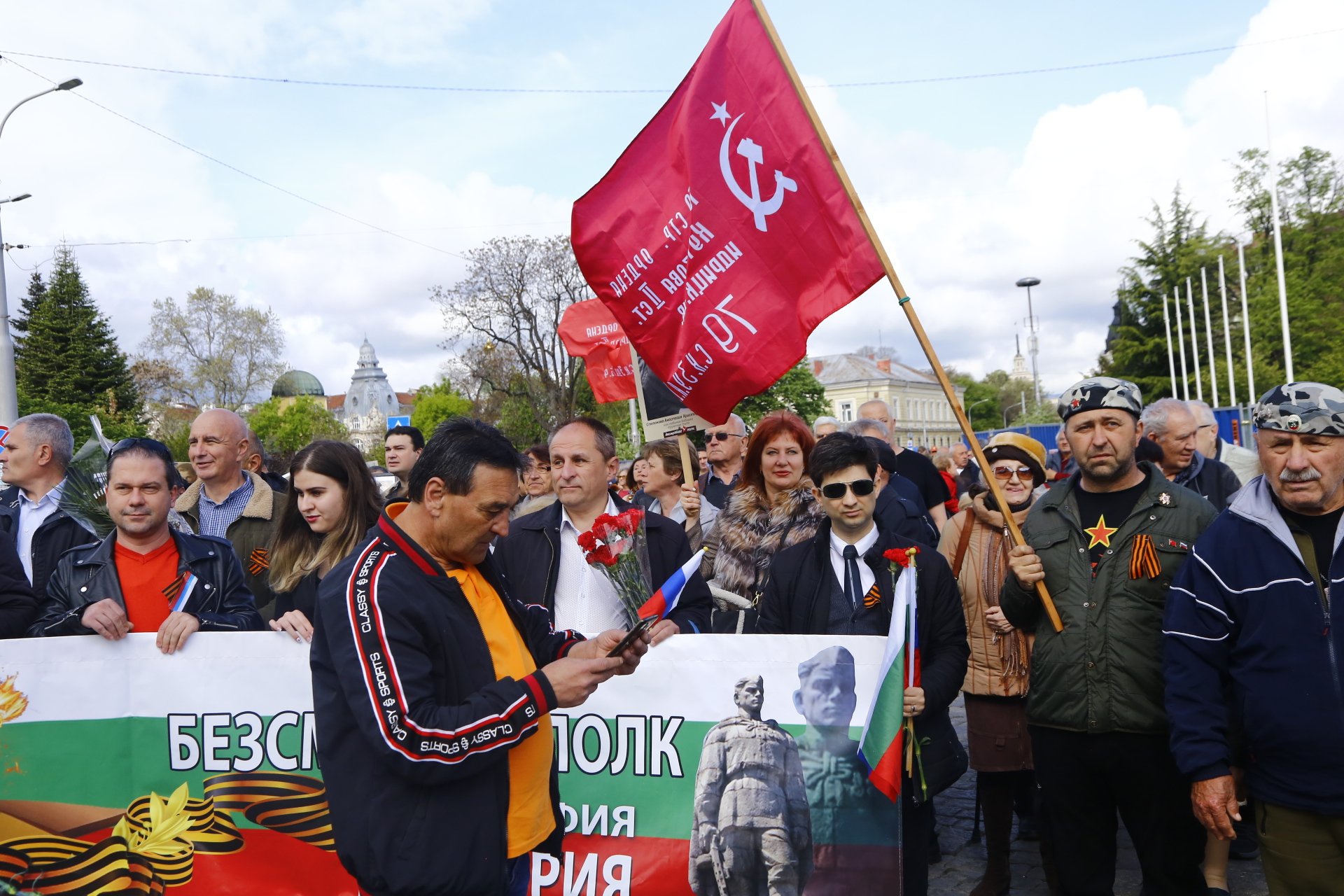 В София забраниха "Безсмъртния полк", хората обаче са на улицата СНИМКИ