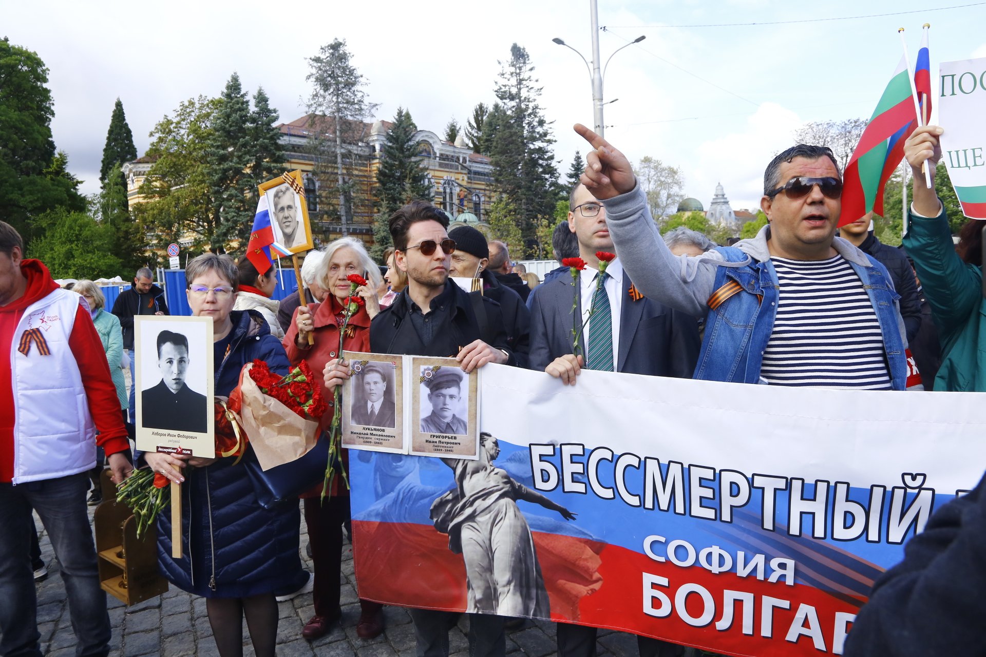 В София забраниха "Безсмъртния полк", хората обаче са на улицата СНИМКИ