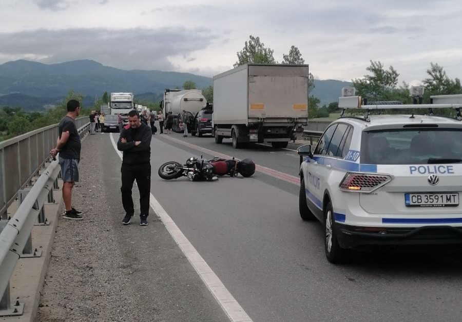 Ад в Кресненското дефиле! Спряха движението СНИМКИ