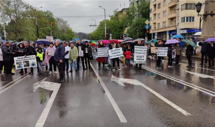 Протестиращите в София блокираха движението на Орлов мост СНИМКИ