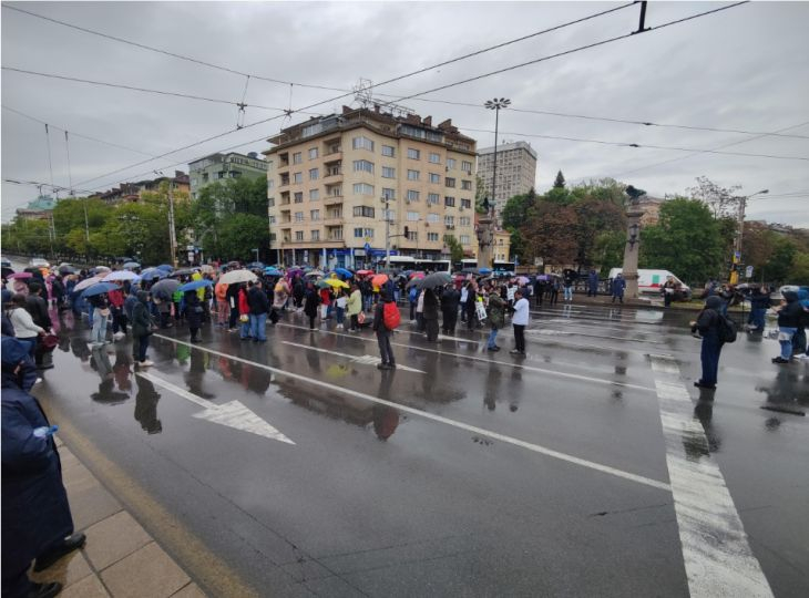 Протестиращите в София блокираха движението на Орлов мост СНИМКИ