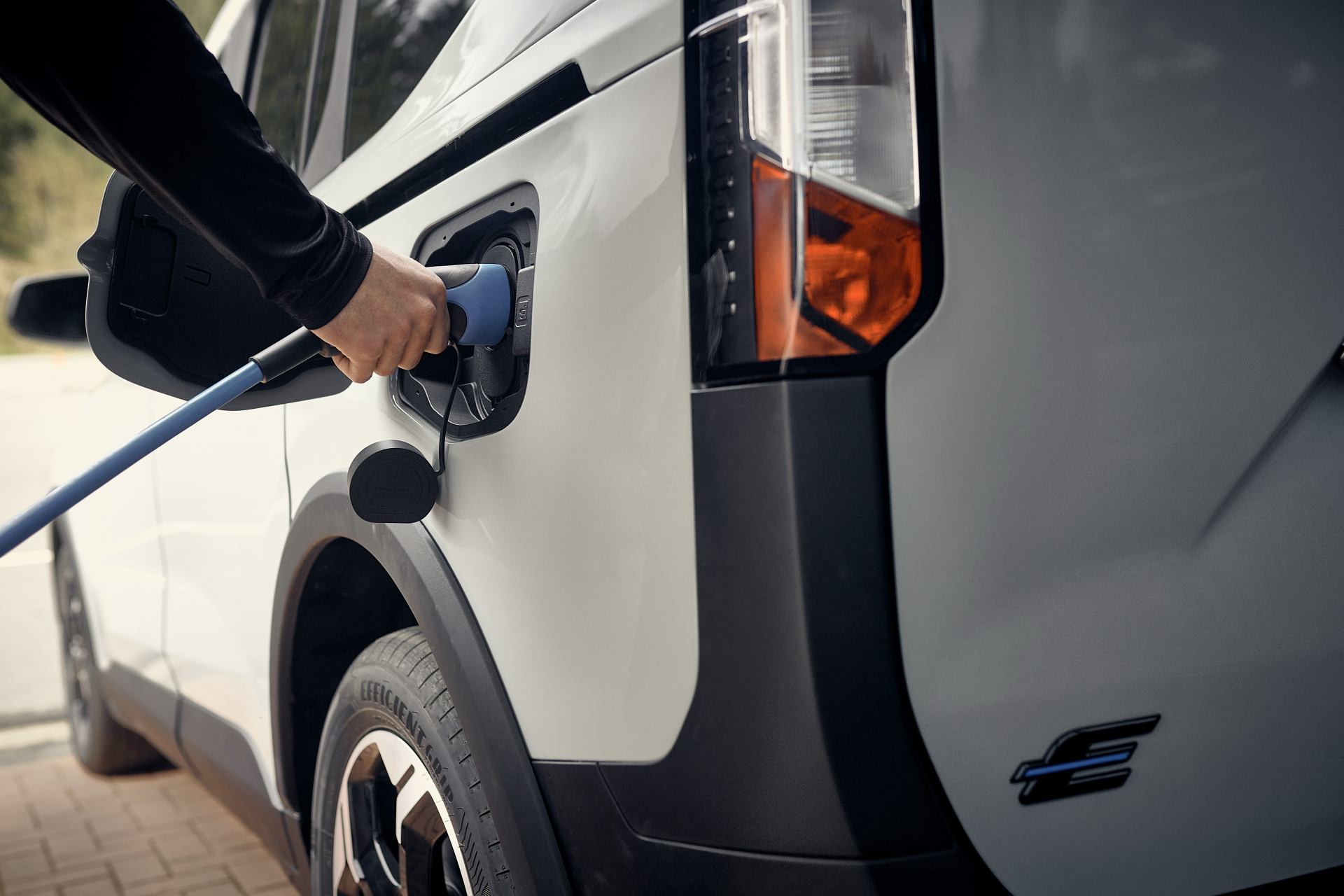 Ford представя изцяло електрическия E-Tourneo Courier, осигуряващ стил, пространство и практичност в компактен вариант