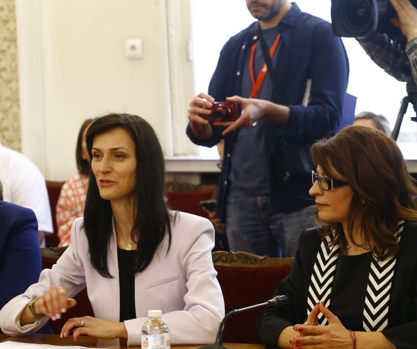 "Политико" гърми: Тази българска красавица сменя Мария Габриел СНИМКА
