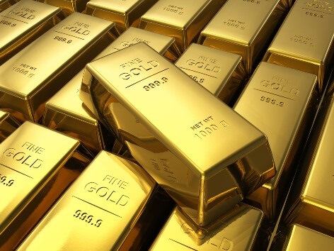 Цената на златото бележи лек спад, пазарът следи ситуацията с...
