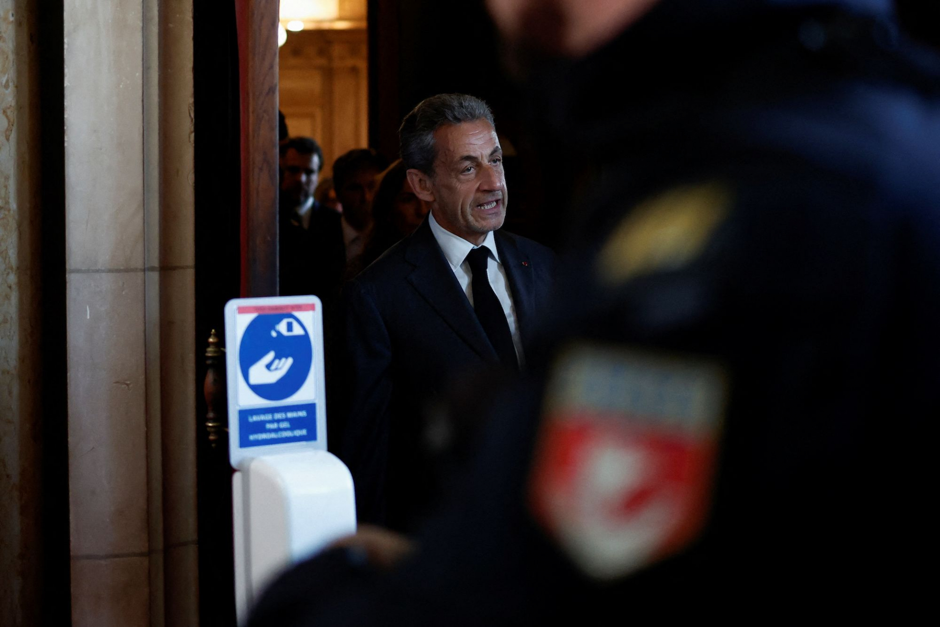 Осъдиха Саркози: Ще носи електронна гривна