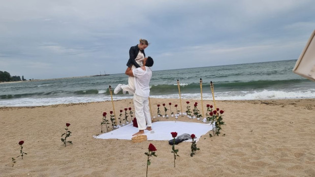 Очарователно предложение за брак на плаж във Варна СНИМКИ 