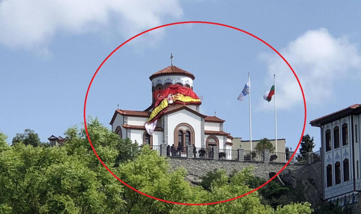 От небето се чу трясък и се сгромоляса върху църквата: Опасна ситуация в Пловдив СНИМКИ