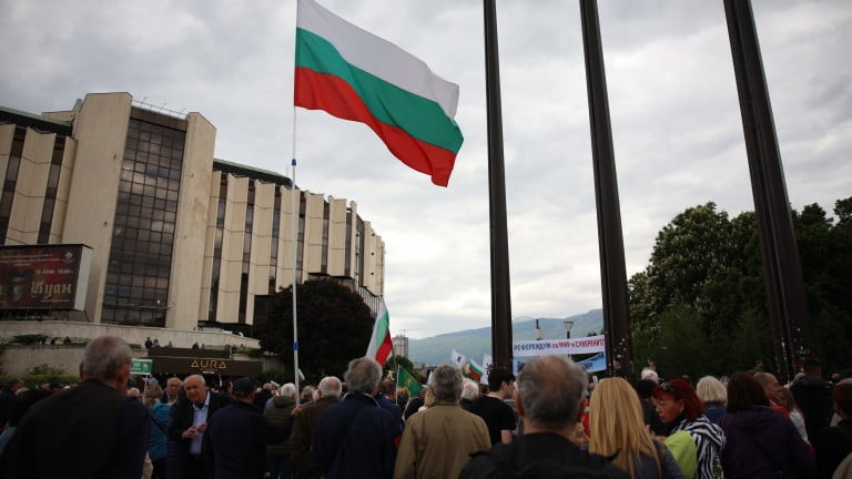 Мощни демонстрации в цялата страна срещу въвличането на България във войната СНИМКИ