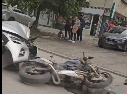 Зверско меле с моторист на метри от фаталната катастрофа със Семерджиев ВИДЕО