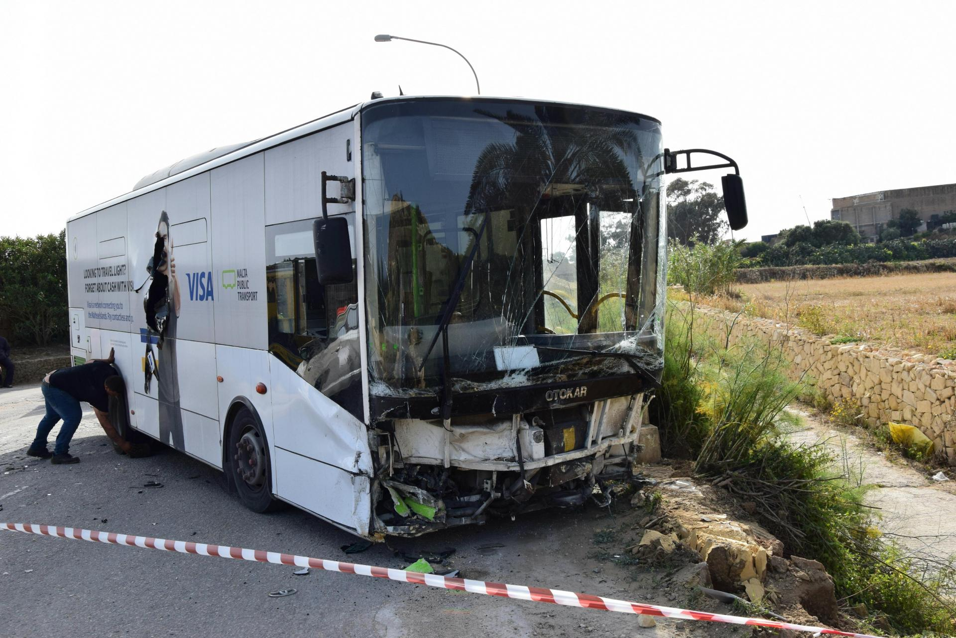 Извънредно в БЛИЦ! Българки пострадаха при тежка катастрофа с автобус в Малта, ето какво се е случило ВИДЕО