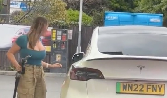 Секси девойка се опита да зареди Tesla с бензин, мрежата я разнищи ВИДЕО