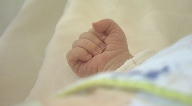 Бебе се роди с 26 пръста, семейството го провъзгласи за... СНИМКА