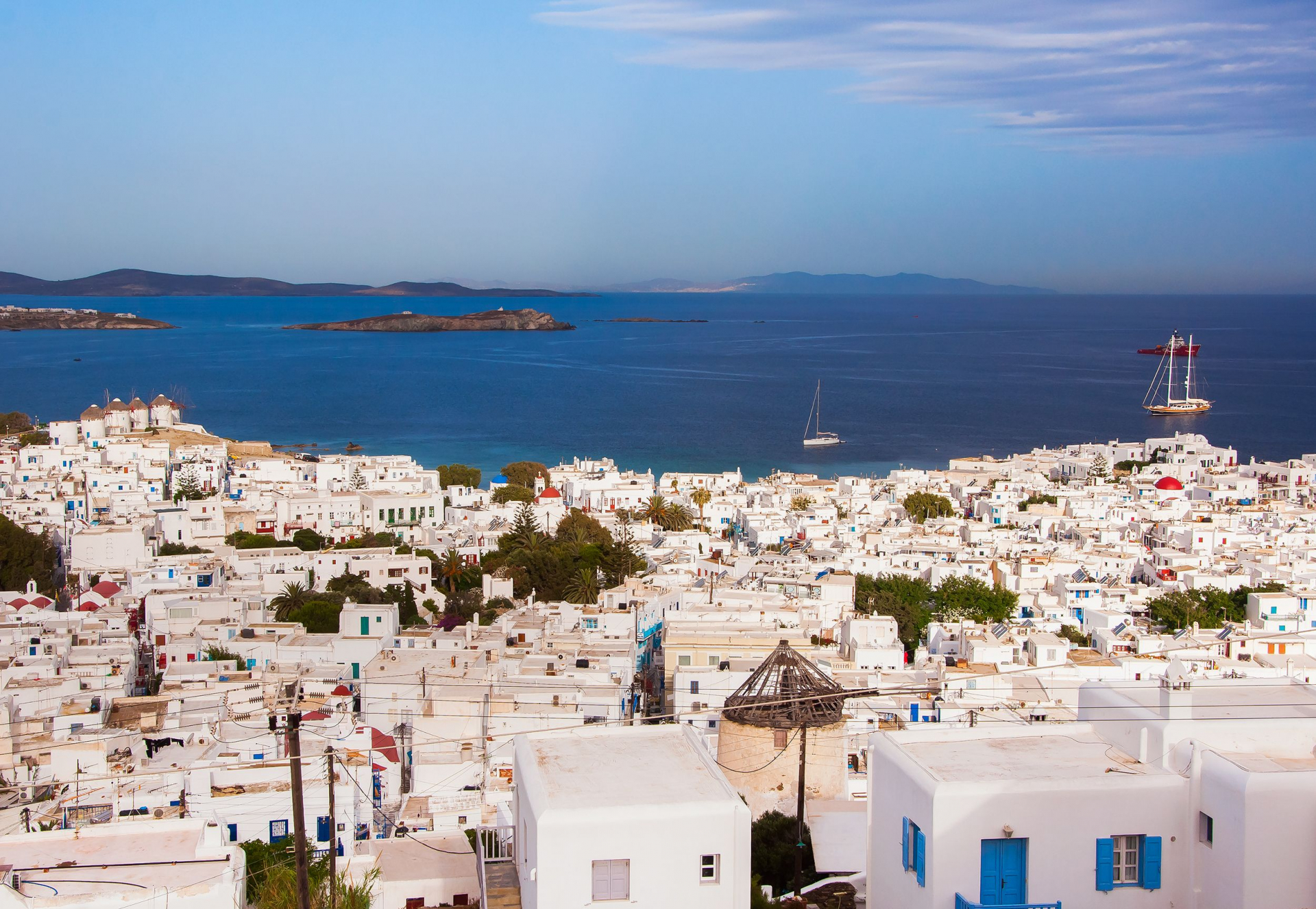 Няма прошка: Бутат незаконните сгради на лъскав гръцки остров 