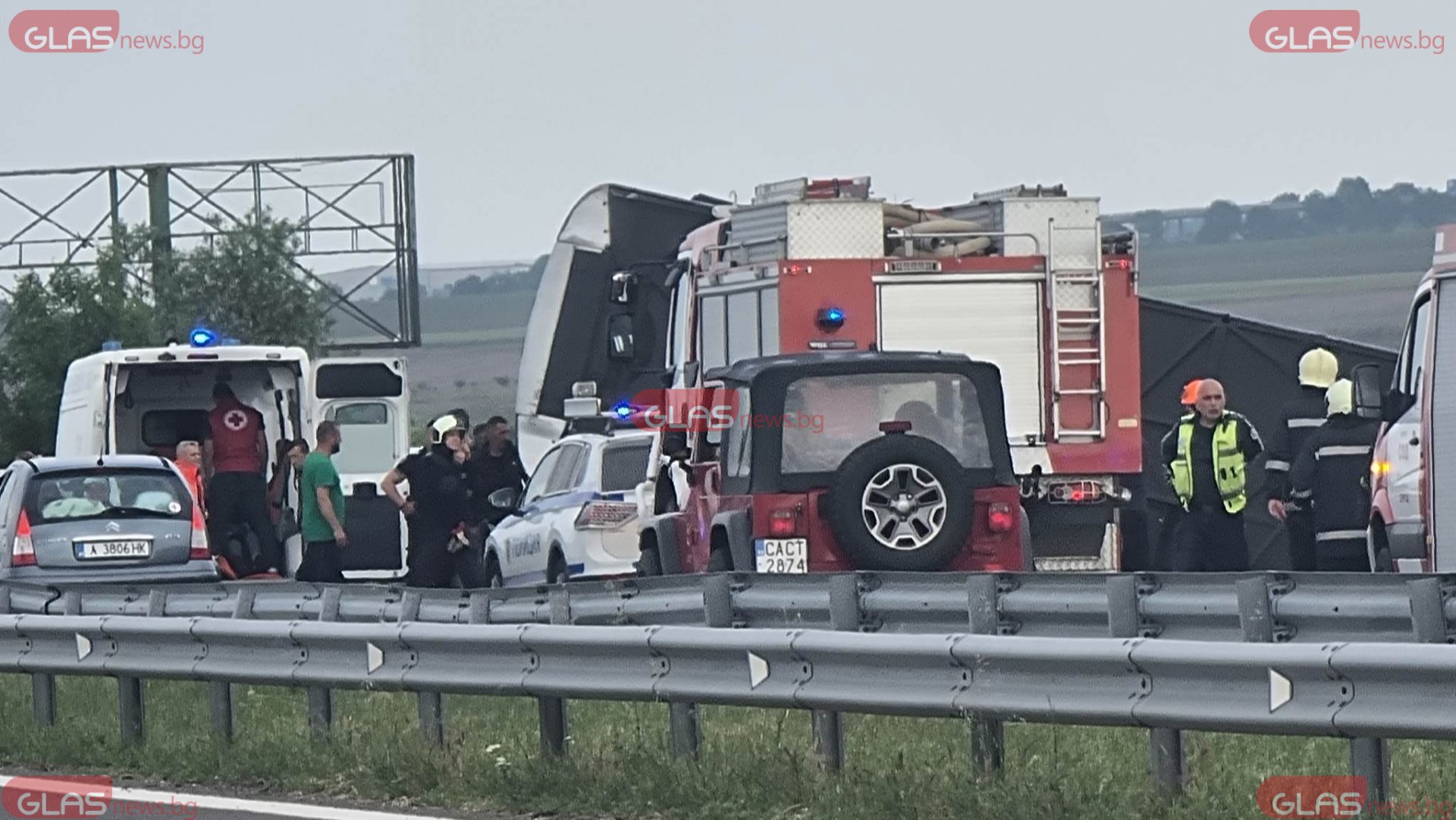 Извънредно: Автобус се обърна на "Тракия", хвърчат линейки, страшно е СНИМКИ