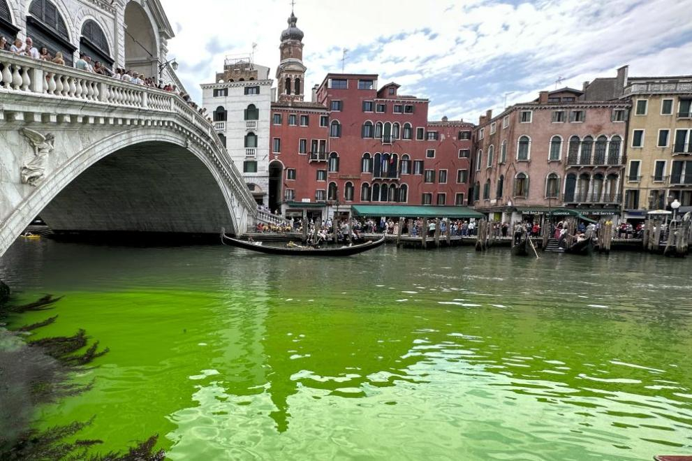 Шокираща СНИМКА от Канал Гранде във Венеция, във водата се появи...