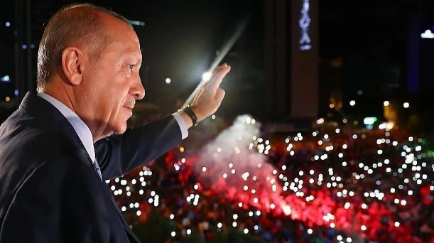 Ердоган се появи върху автобус след изборната победа и заяви: Отворихме вратата към новото столетие СНИМКИ