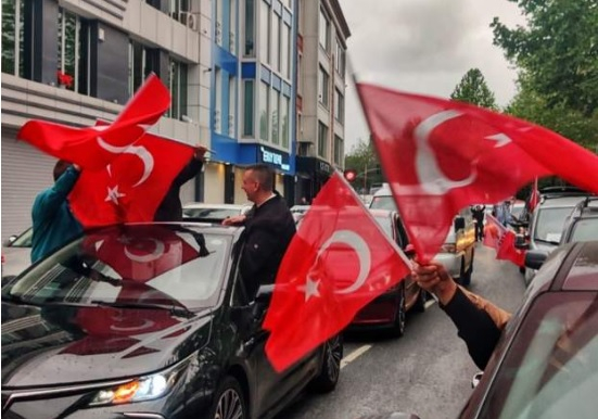 Ердоган се появи върху автобус след изборната победа и заяви: Отворихме вратата към новото столетие СНИМКИ