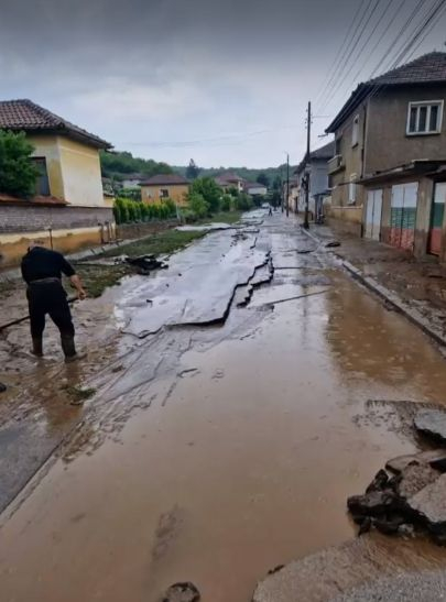 Водна стихия: 4-метрова вълна отнесе улици в Ореш, положението е страшно ВИДЕО