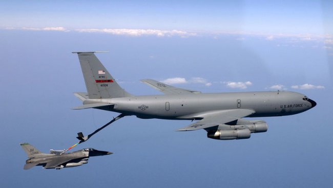 Пентагонът бие тревога: Китайски боен самолет с "агресивна" маневра в близост до американски обект
