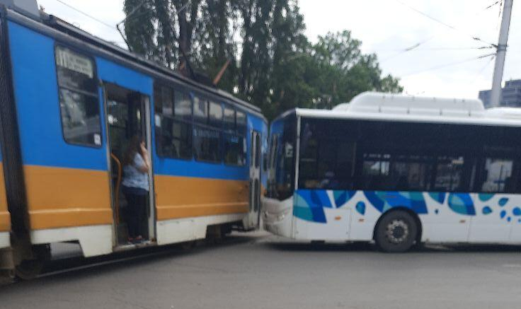 Тежък инцидент между трамвай и автобус в столицата СНИМКА
