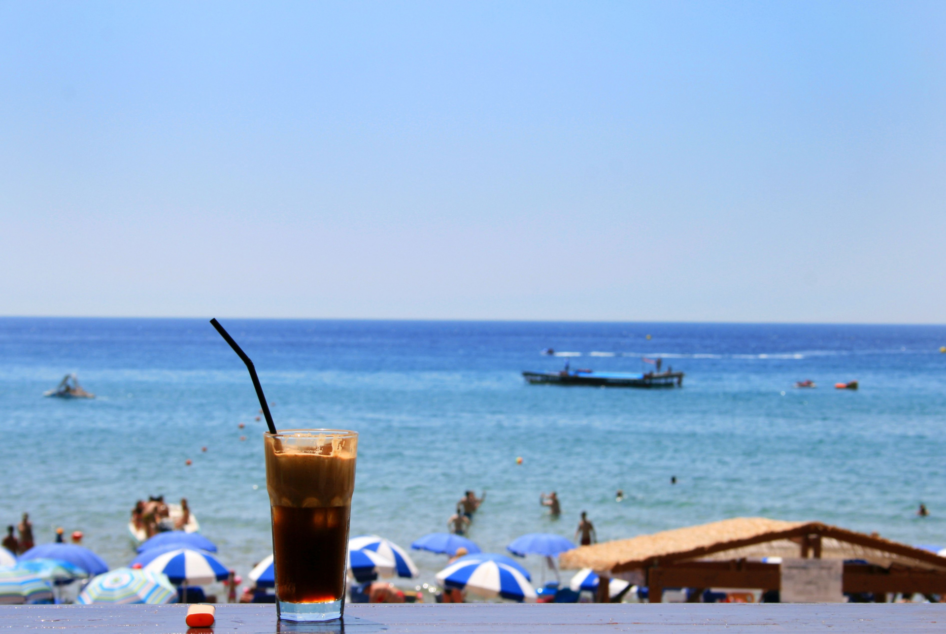 Истината лъсна: Спира ли авантата кафе с шезлонг в Гърция