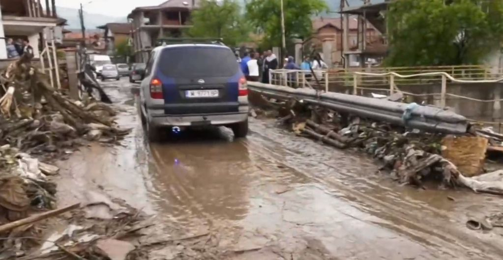 Потоп в Берковица! Положението е страшно, евакуират хора ВИДЕО
