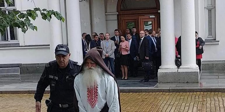Цяла България пита: Кой е този бос мъж в дъжда пред парламента?