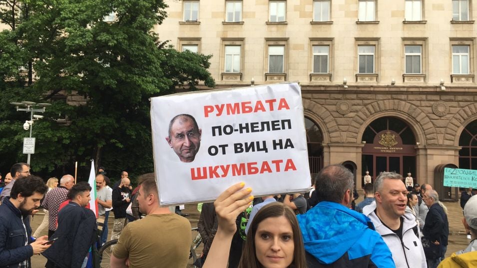 Започна се! Крясъци и псувни под прозорците на президента, както разтръби US посолството СНИМКИ